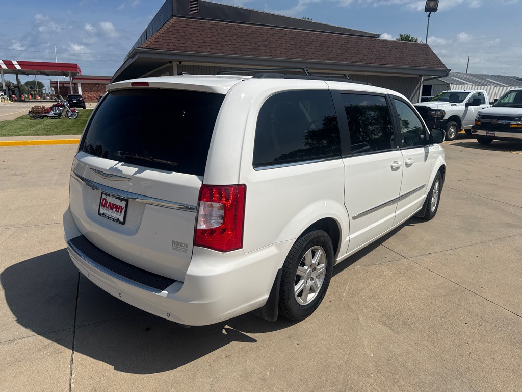 2011 Chrysler Town & Country Image 5