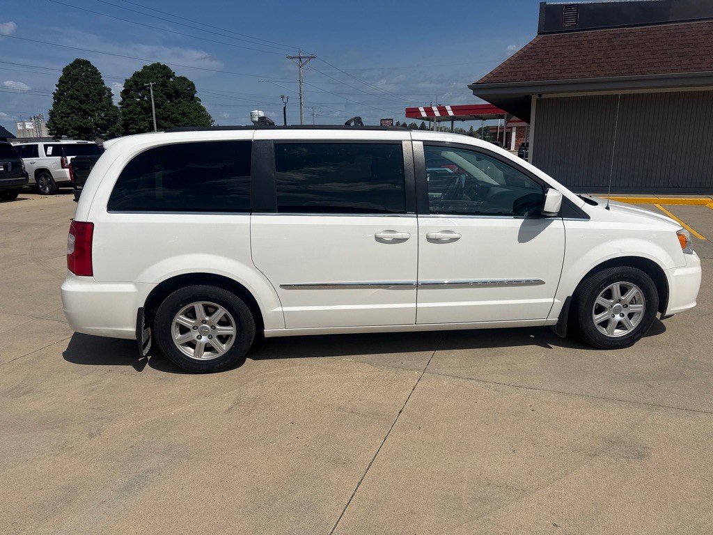 2011 Chrysler Town & Country Image 6