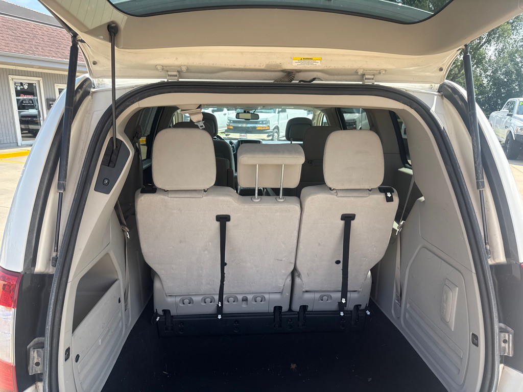 2011 Chrysler Town & Country Image 12