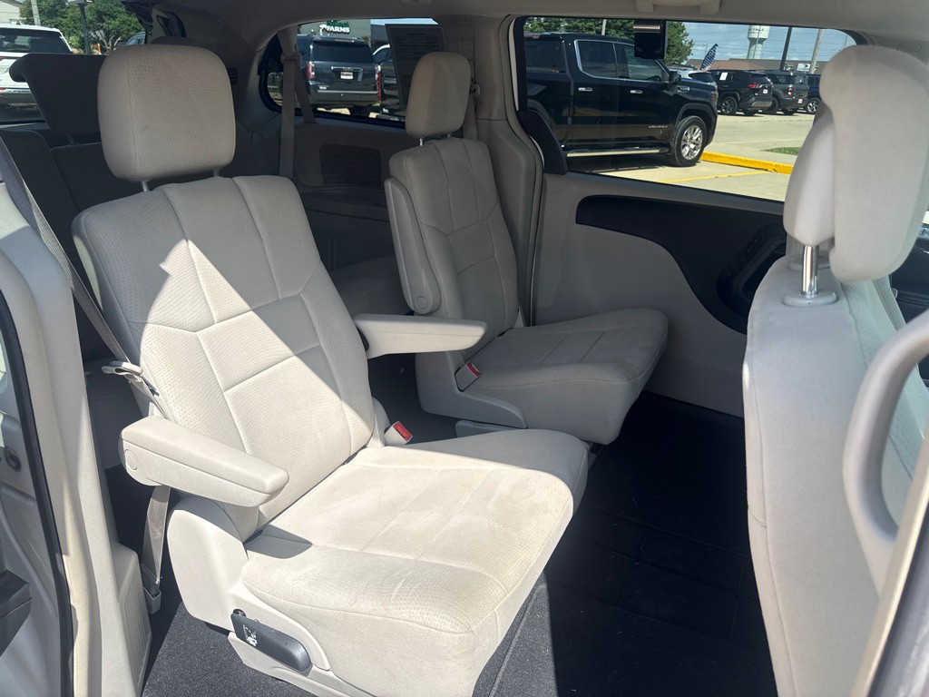 2011 Chrysler Town & Country Image 13