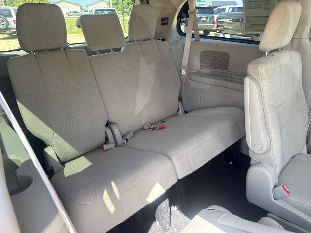 2011 Chrysler Town & Country Image 14