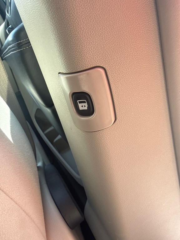 2011 Chrysler Town & Country Image 16