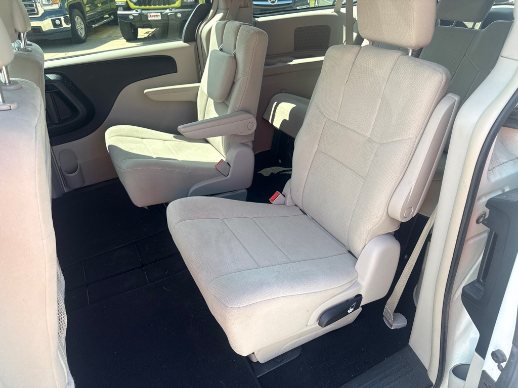2011 Chrysler Town & Country Image 17