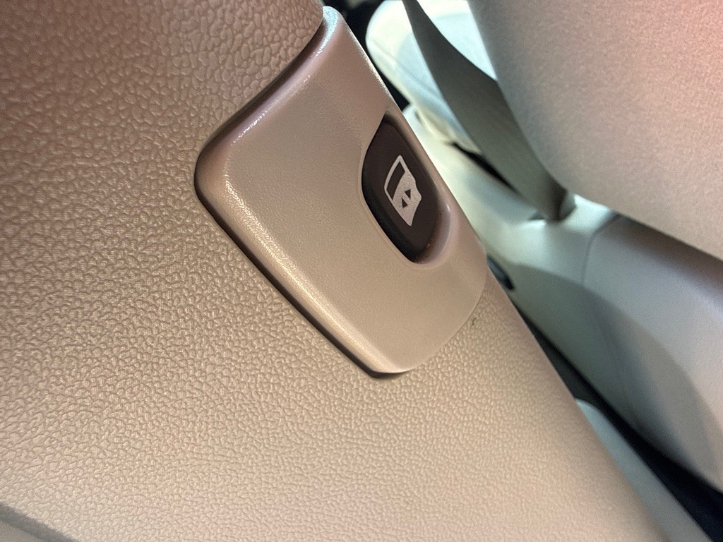 2011 Chrysler Town & Country Image 18