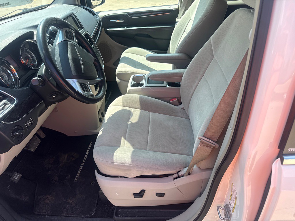 2011 Chrysler Town & Country Image 19