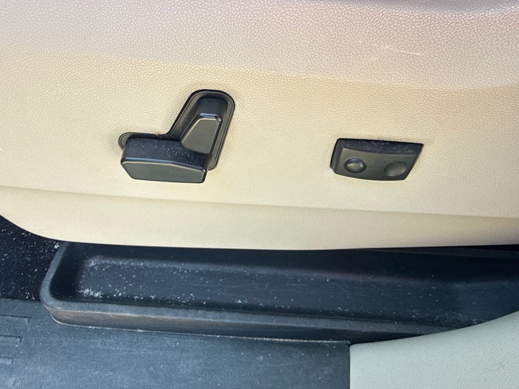 2011 Chrysler Town & Country Image 20