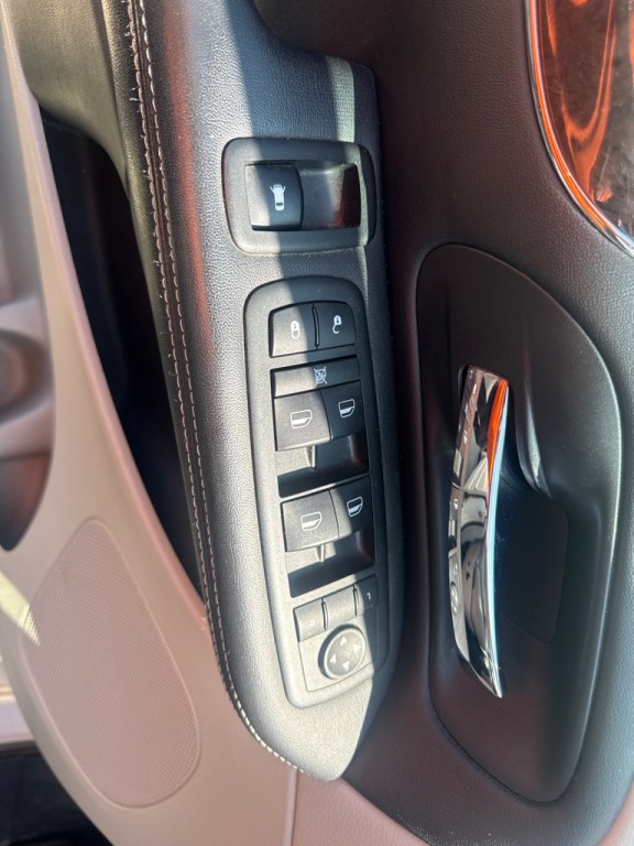 2011 Chrysler Town & Country Image 21