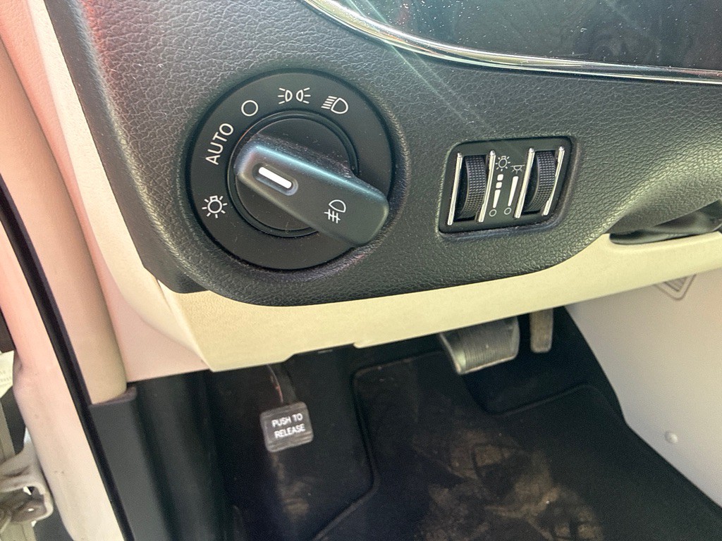 2011 Chrysler Town & Country Image 22