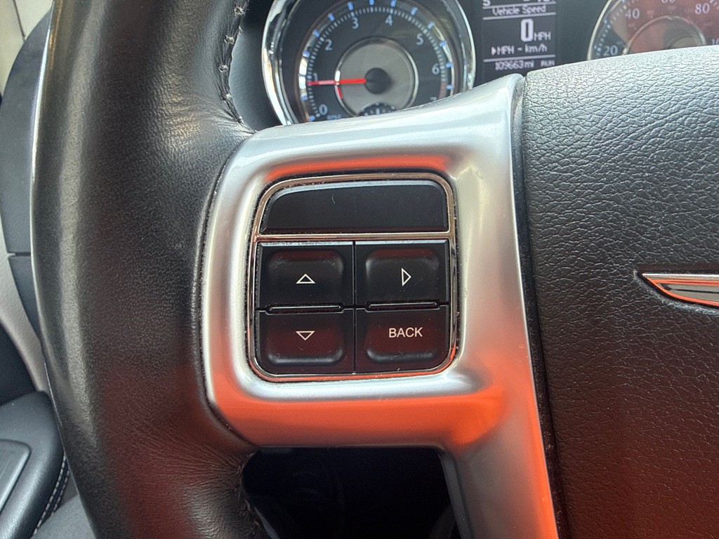 2011 Chrysler Town & Country Image 24