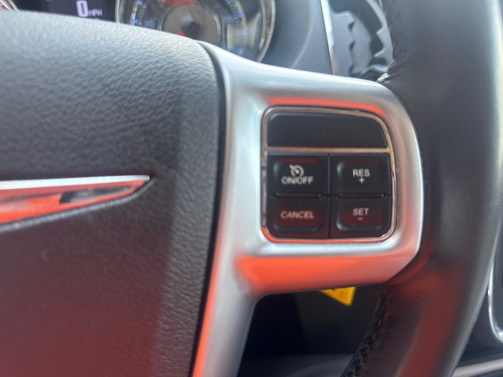 2011 Chrysler Town & Country Image 25