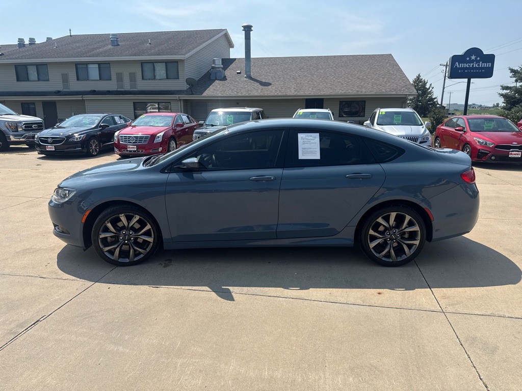 2015 Chrysler 200 Image 2