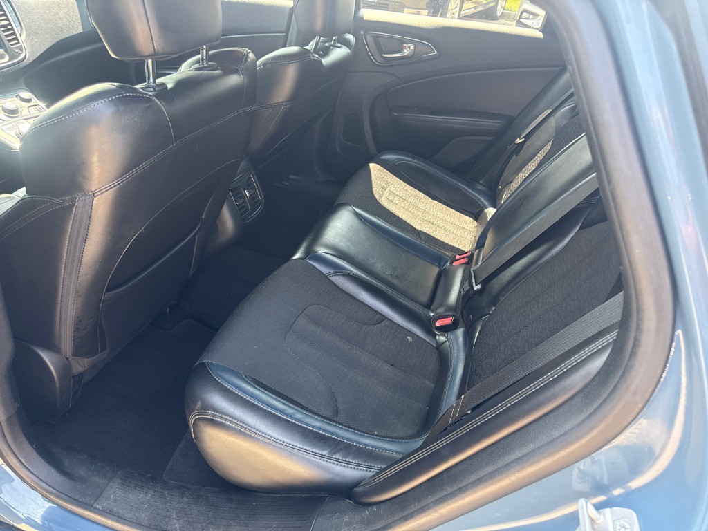 2015 Chrysler 200 Image 15