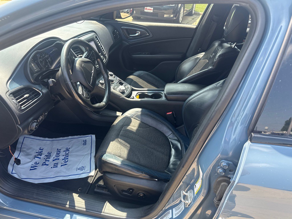 2015 Chrysler 200 Image 16