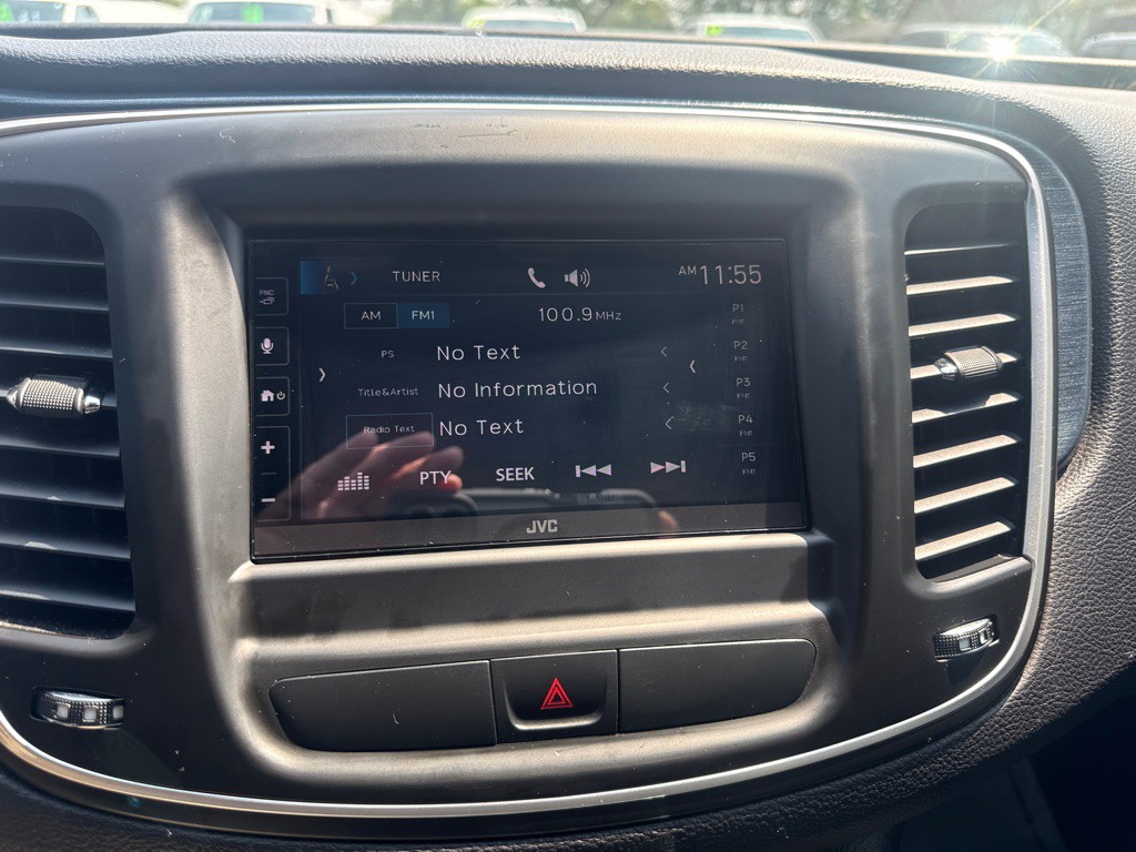 2015 Chrysler 200 Image 22