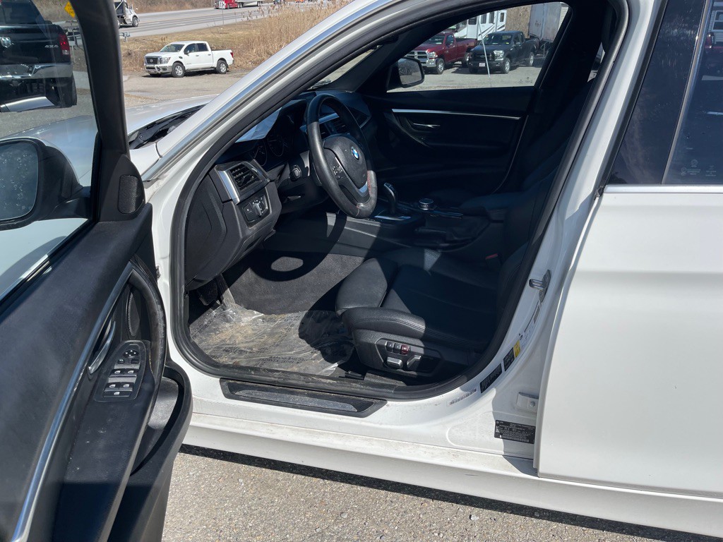 2017 BMW 3 Series Image 11