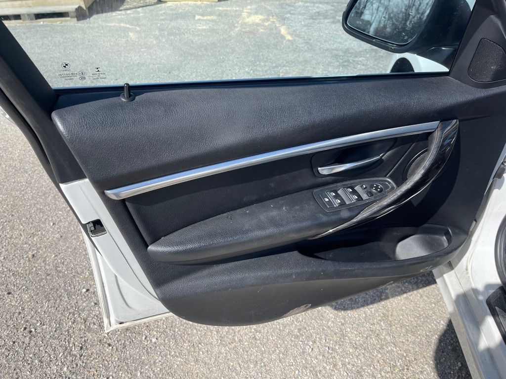 2017 BMW 3 Series Image 12