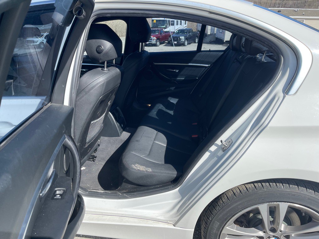2017 BMW 3 Series Image 13