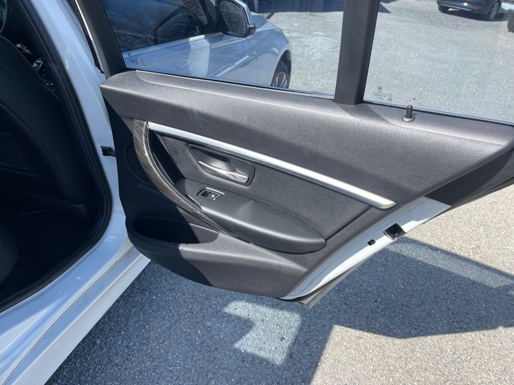 2017 BMW 3 Series Image 16
