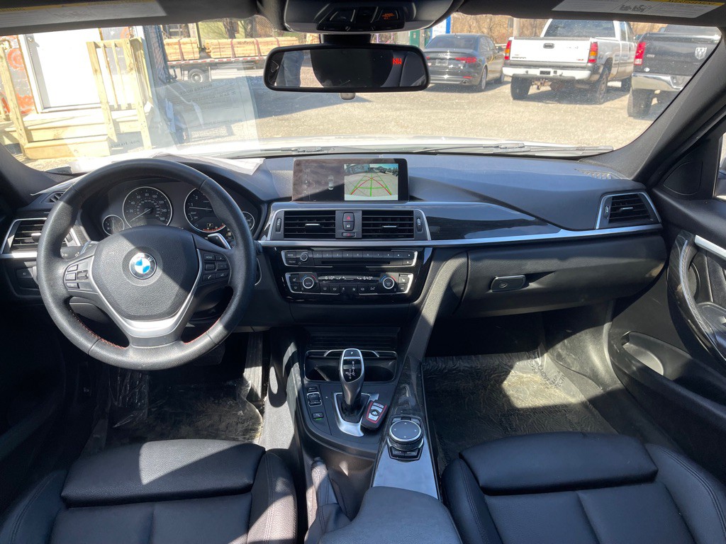 2017 BMW 3 Series Image 19