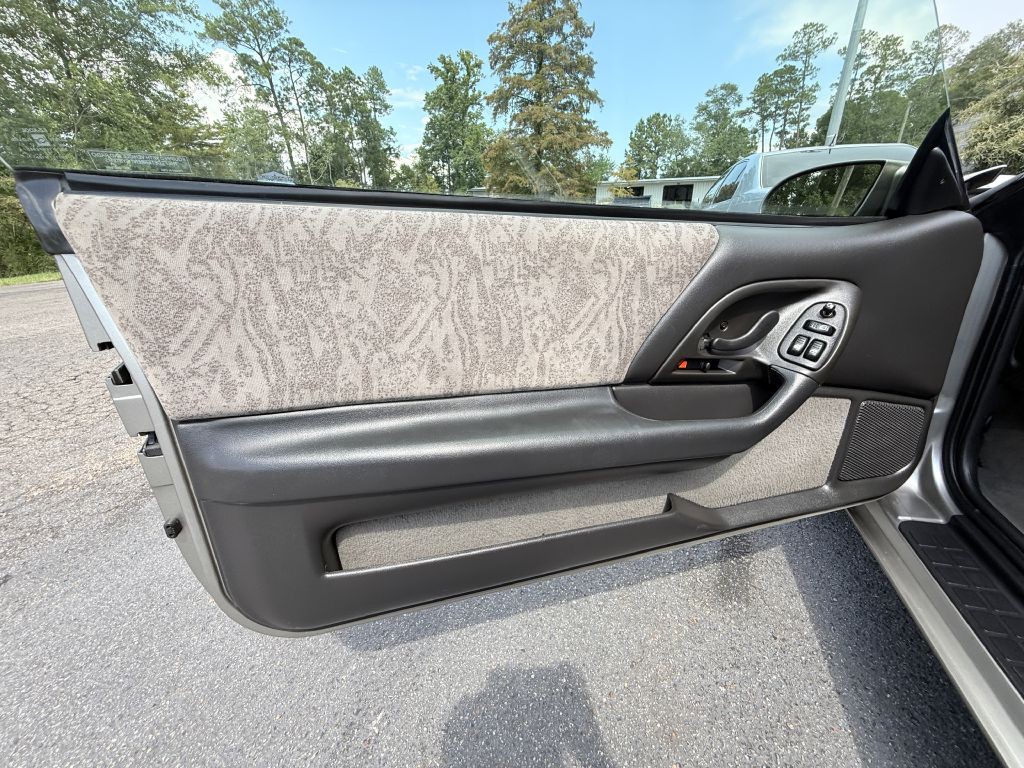 2002 Chevrolet Camaro Image 24