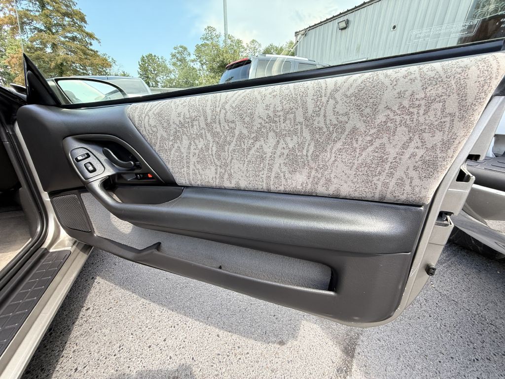 2002 Chevrolet Camaro Image 25