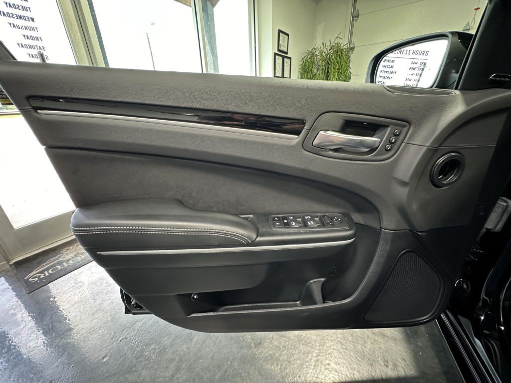 2023 Chrysler 300 Image 32