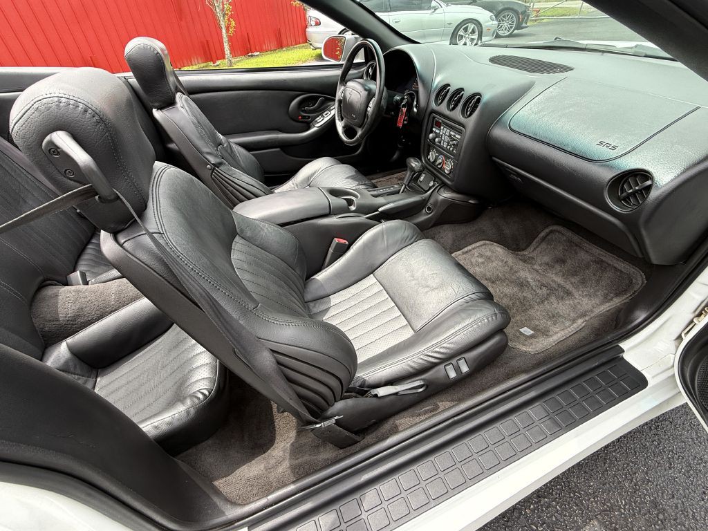 2002 Pontiac Firebird Image 18