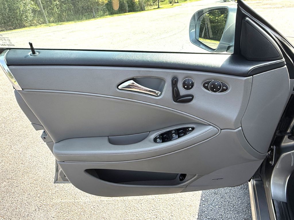 2011 Mercedes-Benz CLS-Class Image 24