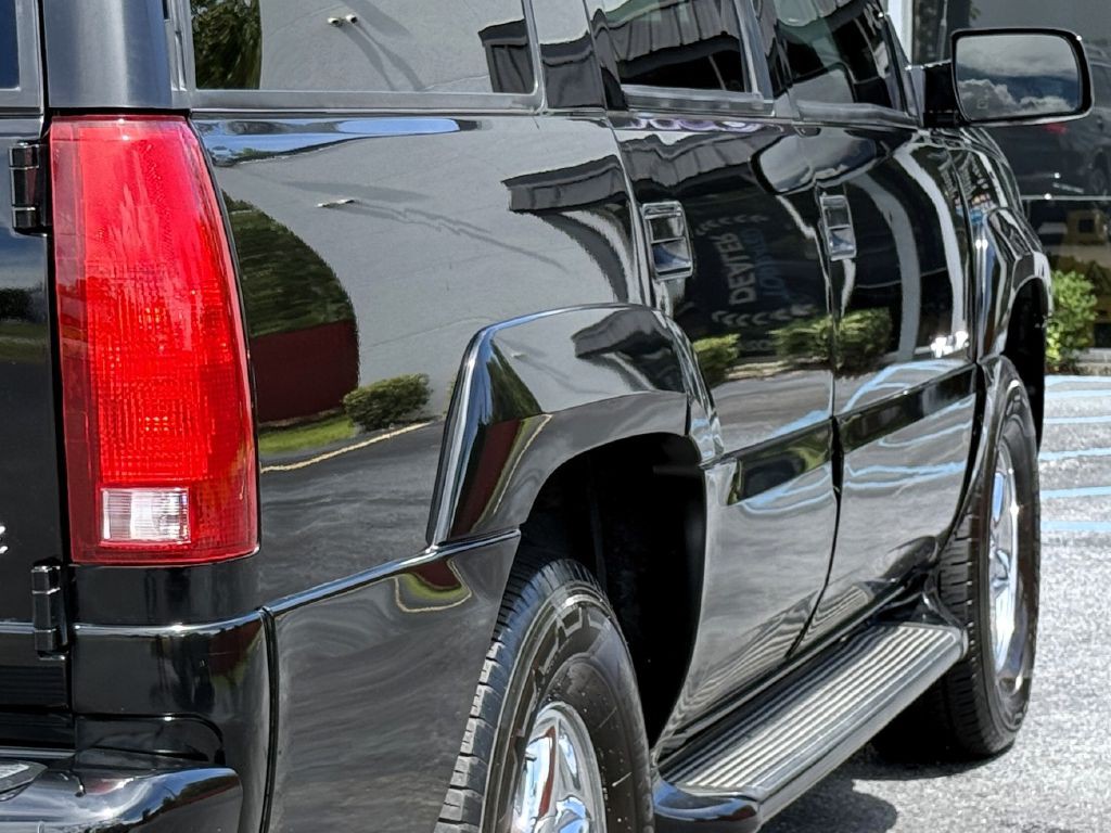 2000 Cadillac Escalade Image 9