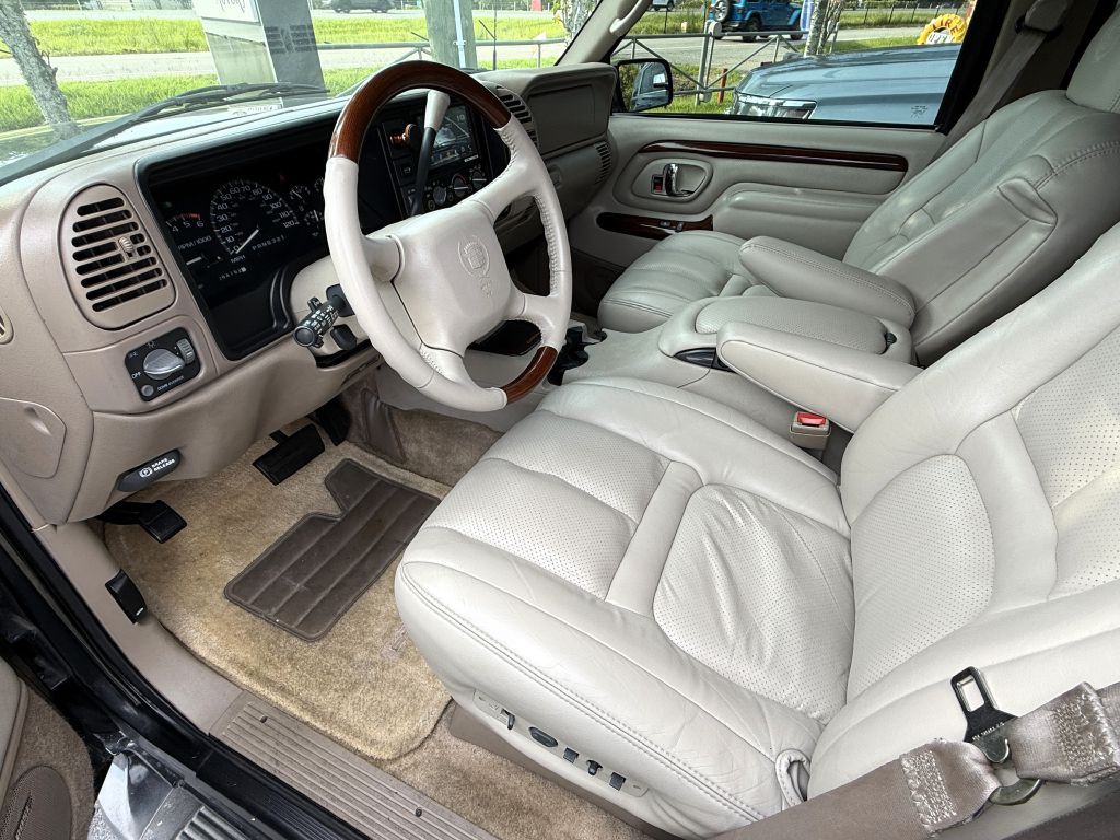 2000 Cadillac Escalade Image 16