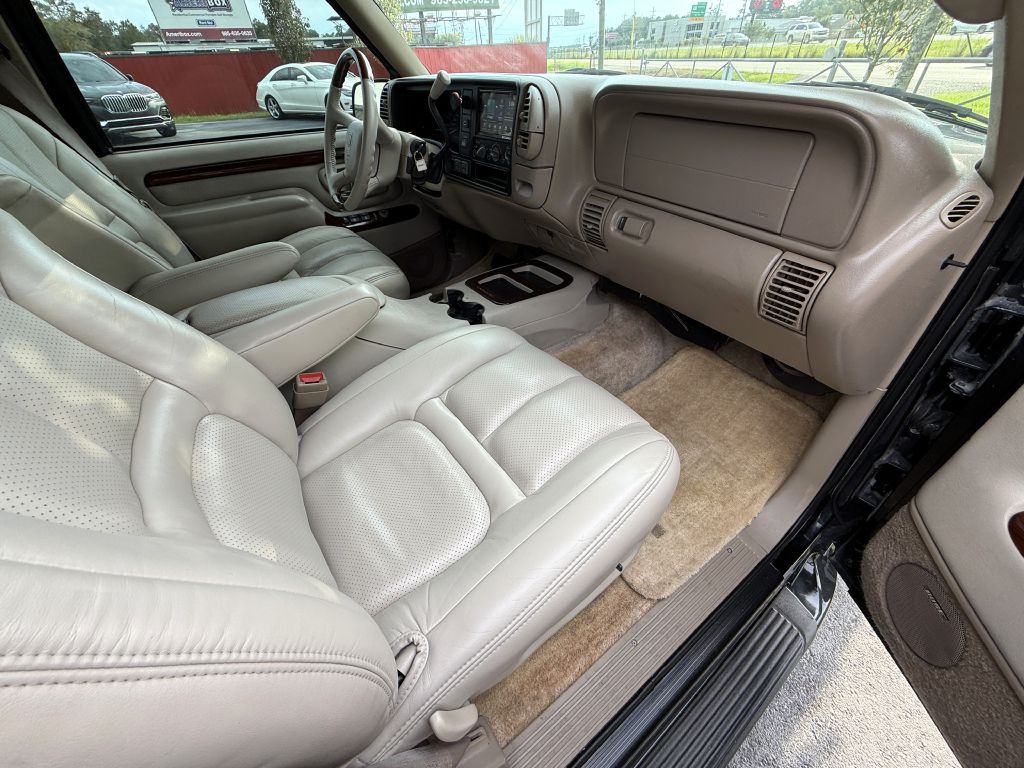 2000 Cadillac Escalade Image 17