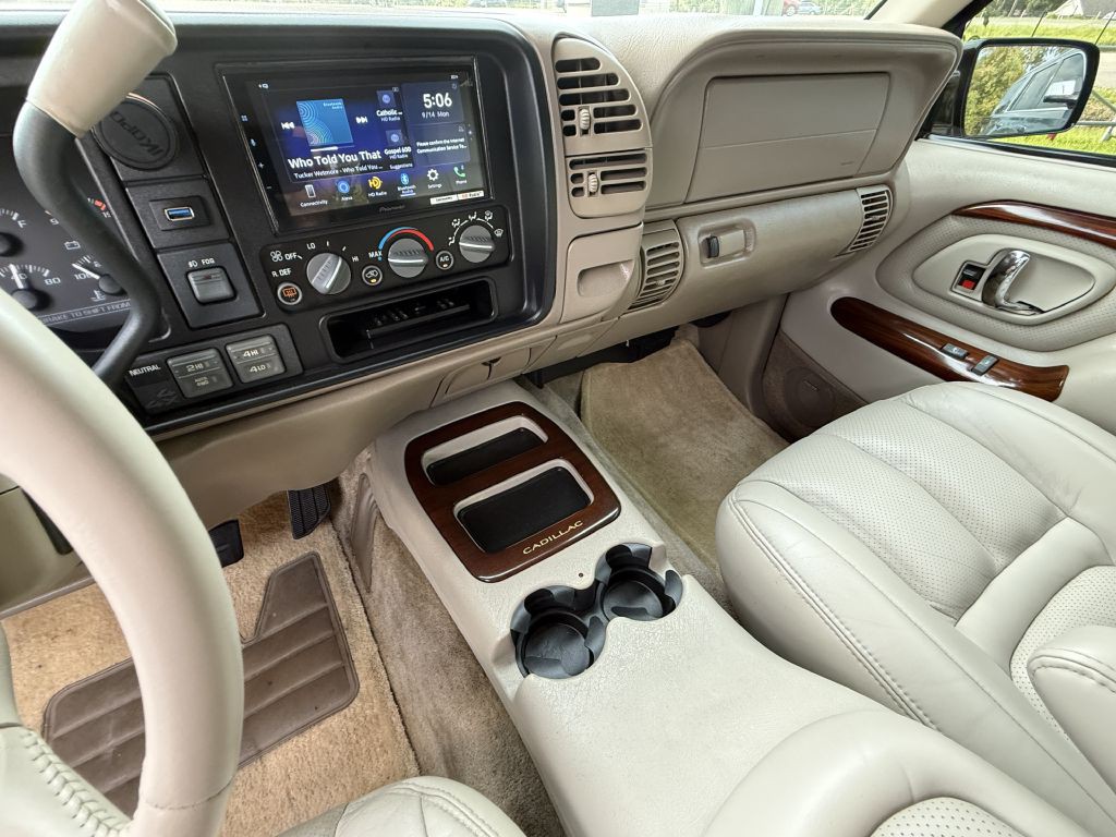 2000 Cadillac Escalade Image 21