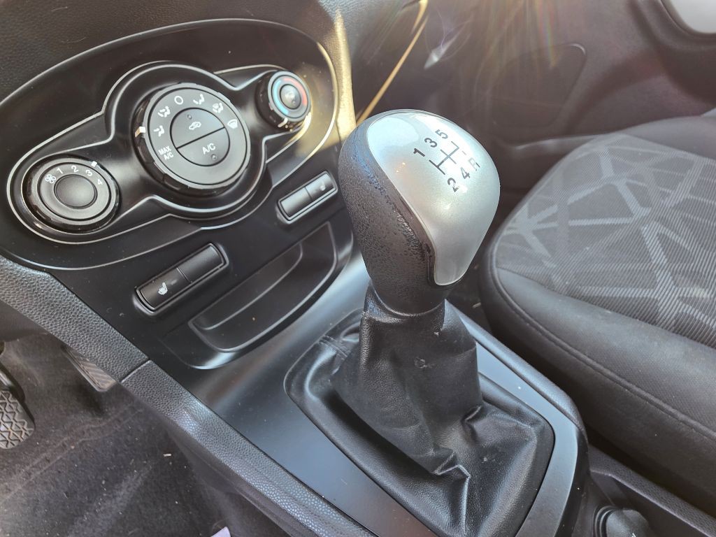 2011 Ford Fiesta Image 10