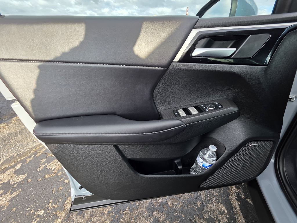 2025 Mitsubishi Outlander Image 13