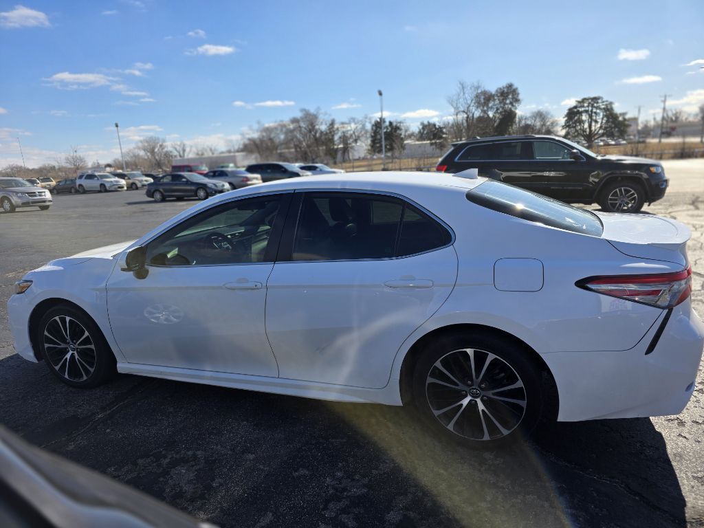 2019 Toyota Camry Image 2