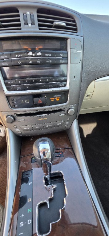 2012 Lexus IS Image 12
