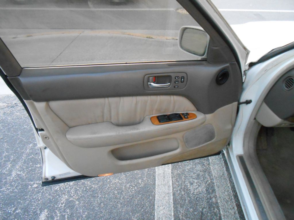 1999 Lexus LS 400 Image 9