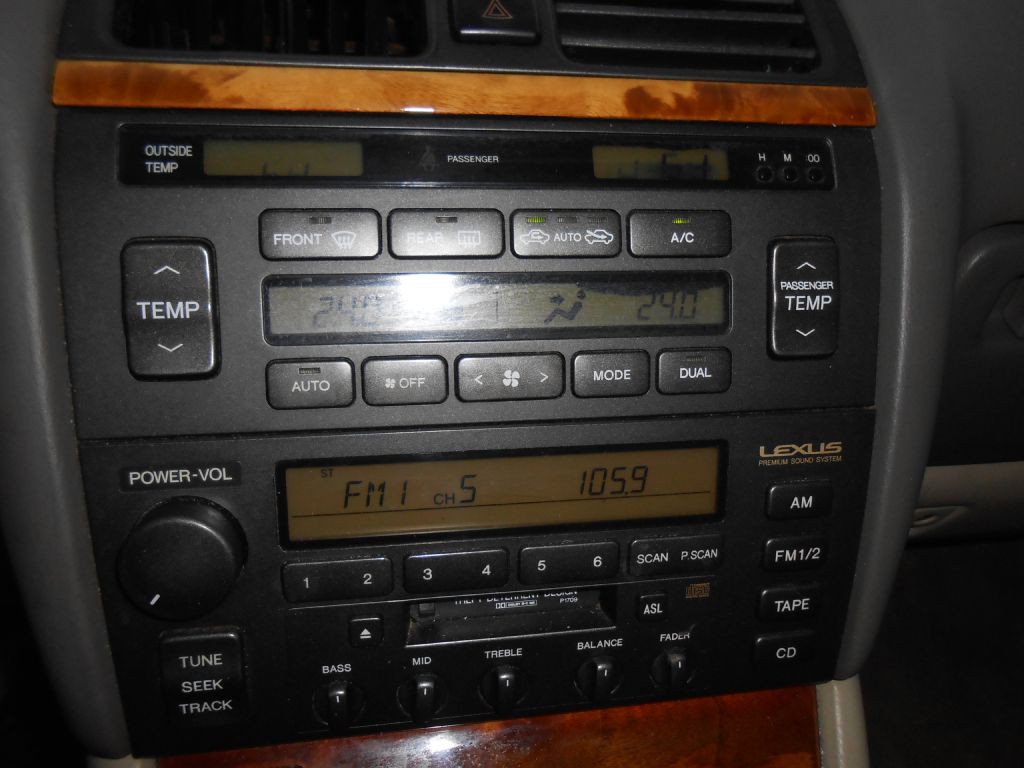 1999 Lexus LS 400 Image 14