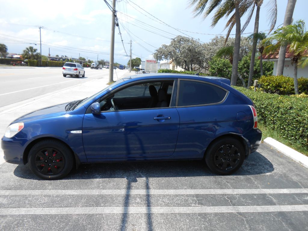 2010 Hyundai Accent Image 2
