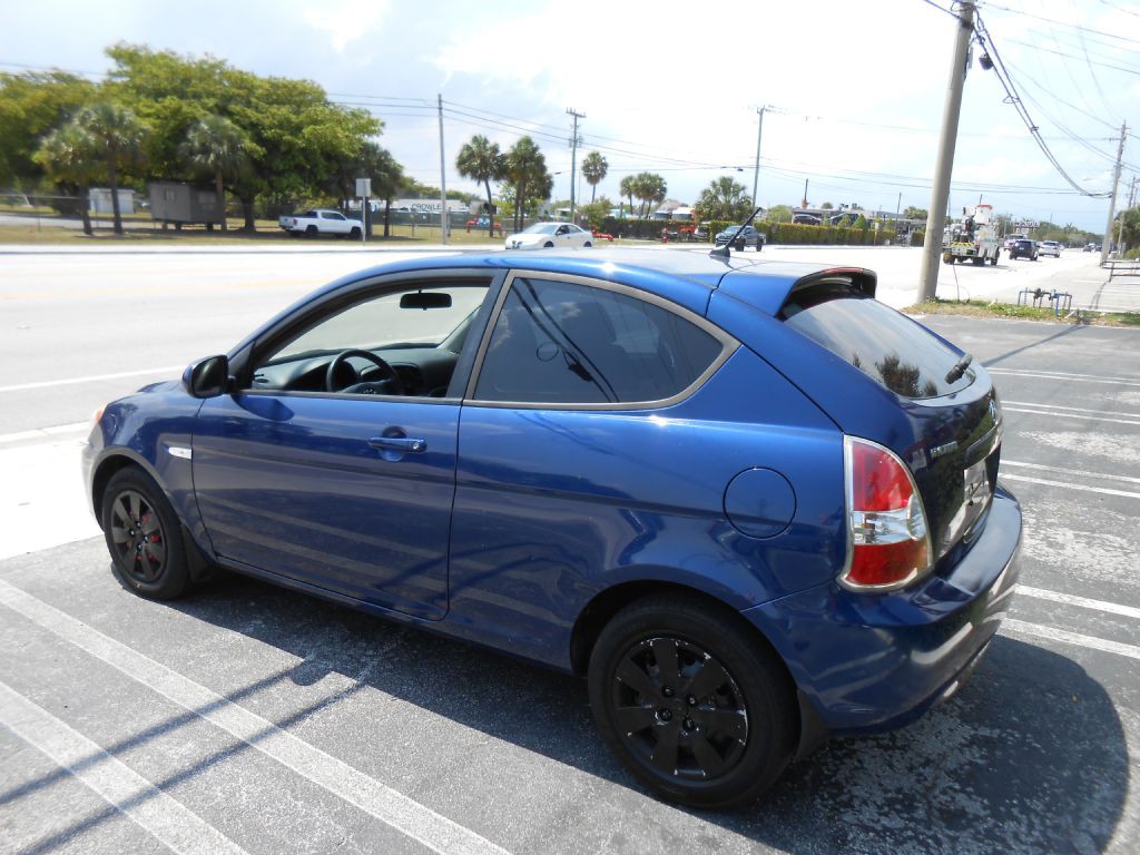 2010 Hyundai Accent Image 3