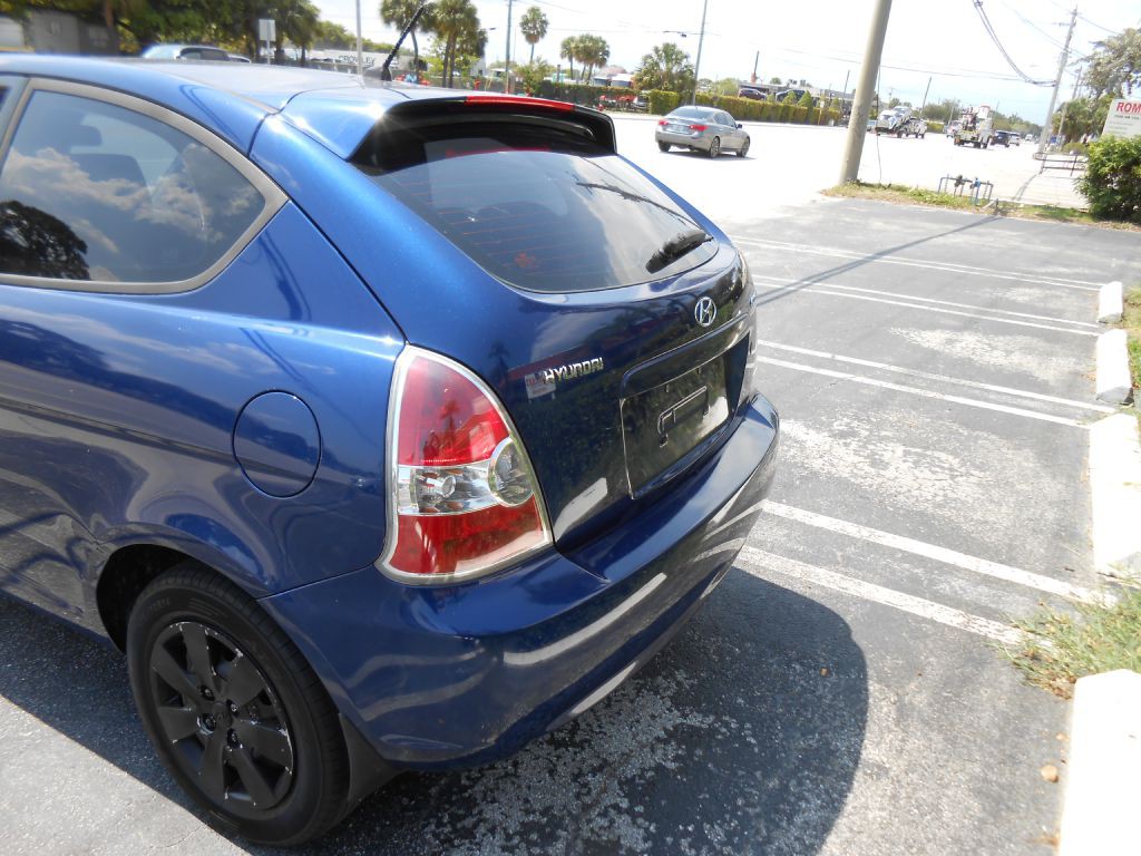 2010 Hyundai Accent Image 4