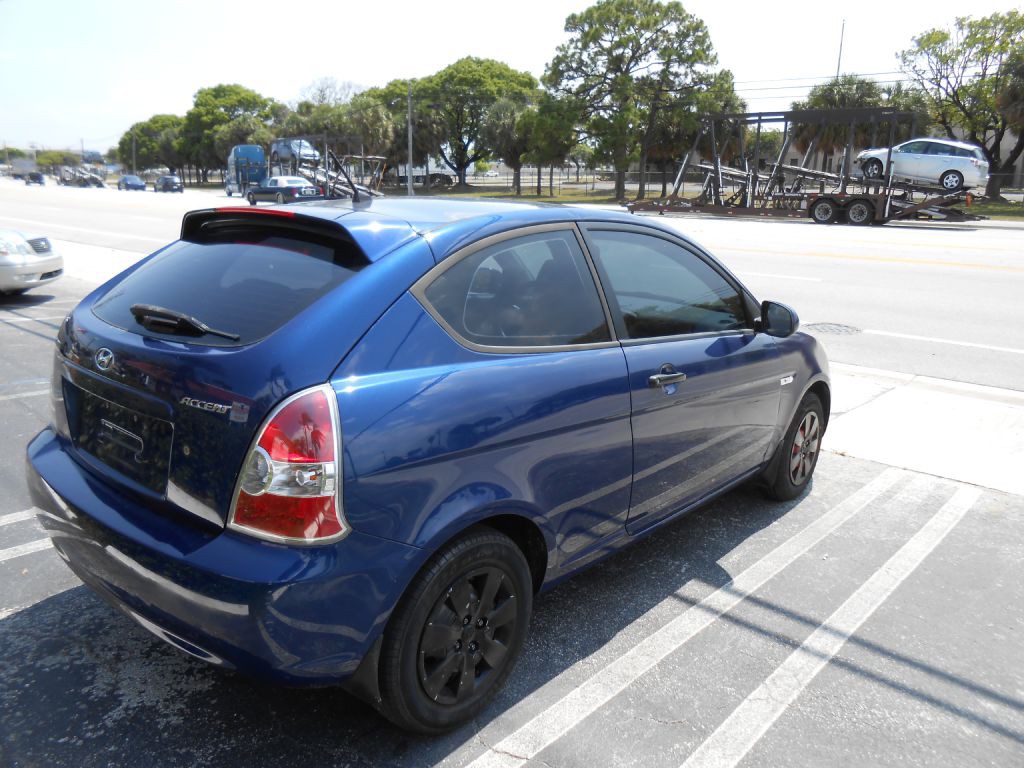 2010 Hyundai Accent Image 5