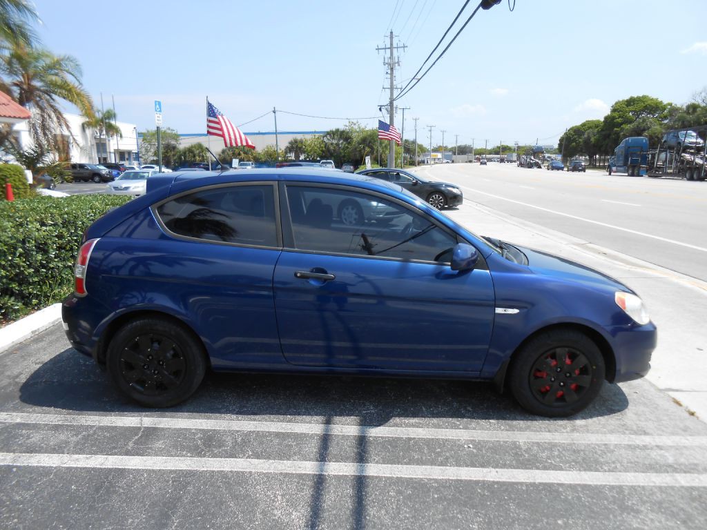 2010 Hyundai Accent Image 6