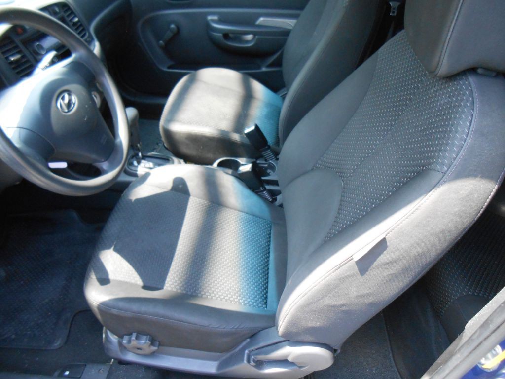 2010 Hyundai Accent Image 9