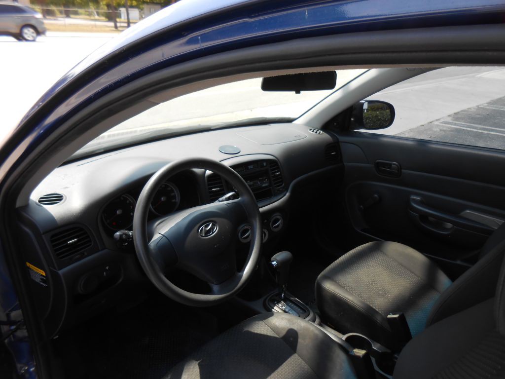 2010 Hyundai Accent Image 10