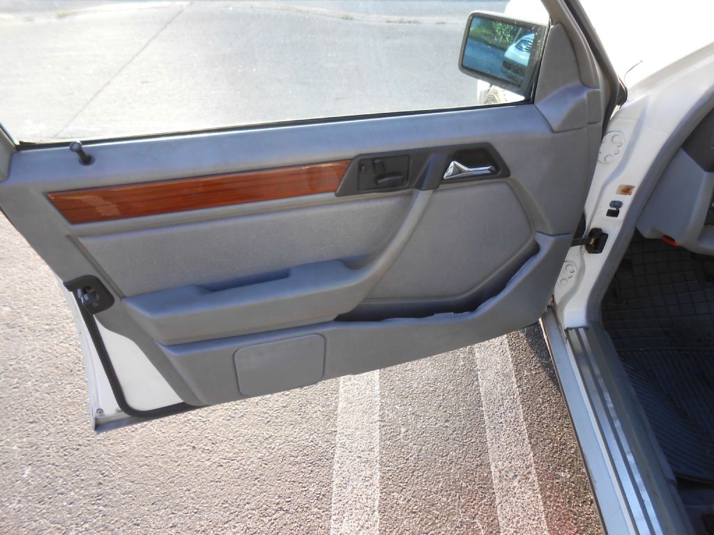 1994 Mercedes-Benz E-Class Image 14