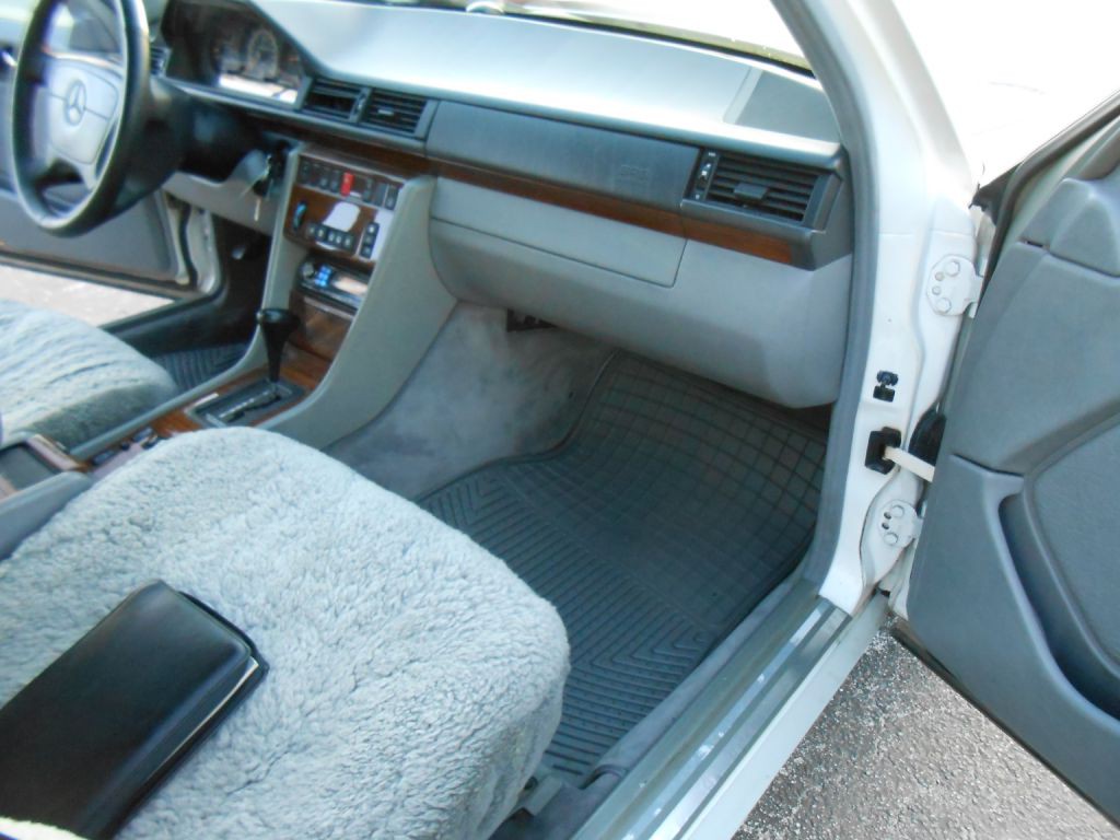 1994 Mercedes-Benz E-Class Image 23