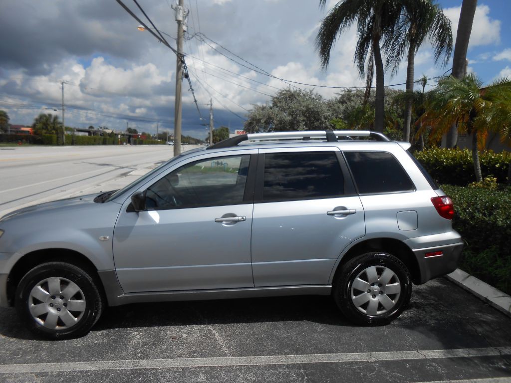 2006 Mitsubishi Outlander Image 2