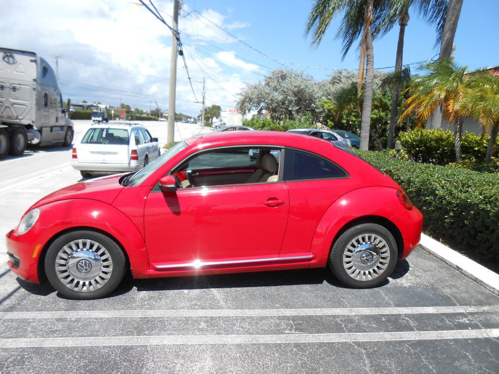 2012 Volkswagen Beetle Image 2