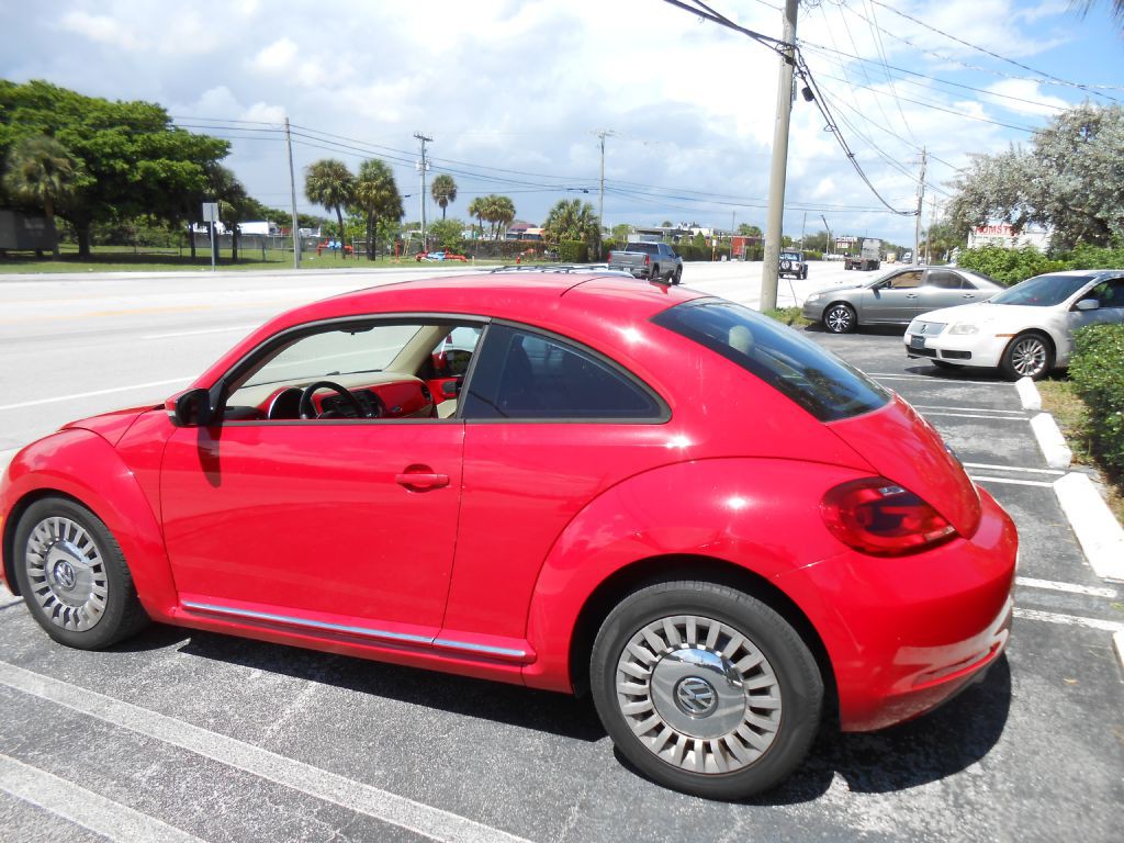 2012 Volkswagen Beetle Image 3
